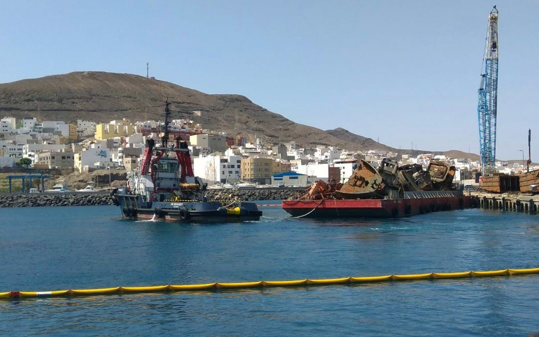 Extraction of sunken pontoons in Puerto de Gran Tarajal